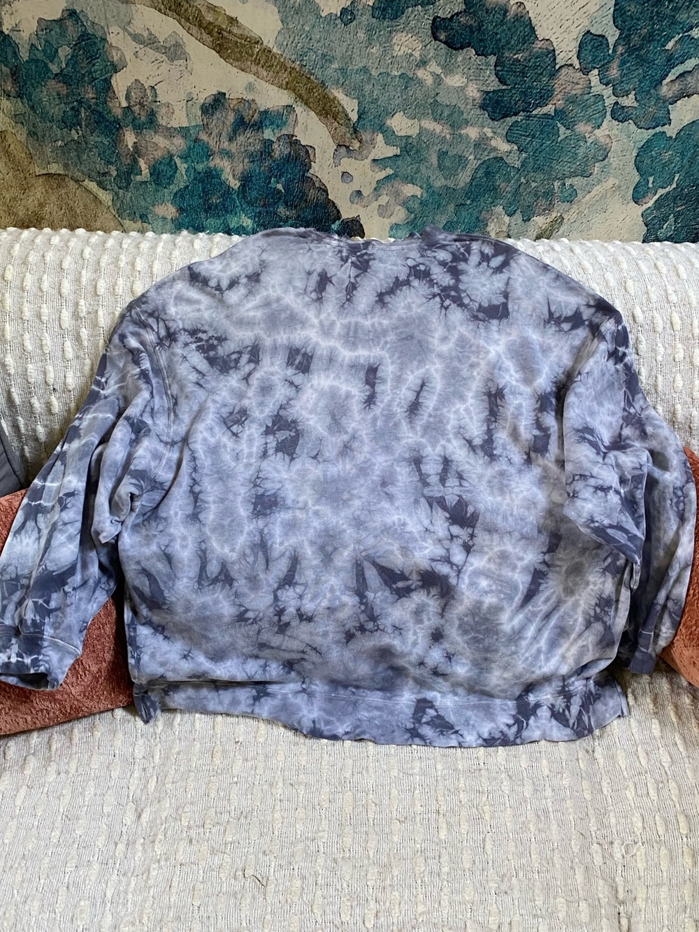 {Electric & Rose} High-Low Sweatshirt - Picture 5 of 5
